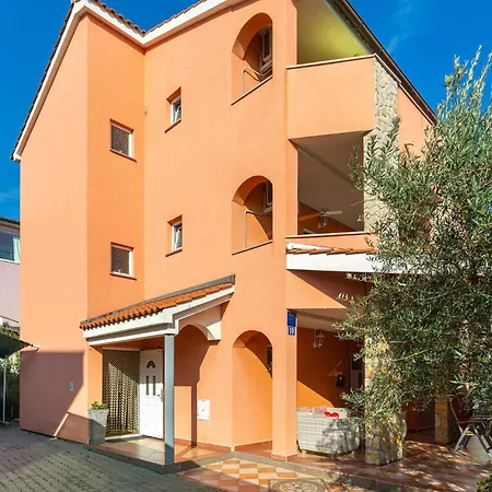 Beach Front Apartment In Krk With Wifi Appartamento *